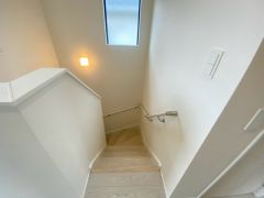 階段は段数を通常より1段多く段差を低く設定し、足元灯も完備。より安全な階段を追求しました。