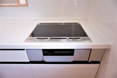 同仕様写真。汚れてもサッとふける、お手入れのしやすいIHクッキングヒーター。オール電化なので経済的です。