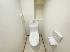 収納棚付きで、トイレットペーパーや掃除用品を収納できてすっきり整理整頓されたトイレに＾＾