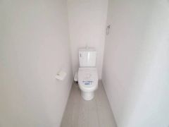 温水洗浄機付トイレです。節水機能もあるので、安心して使えますね。もちろん、1階2階の2ヶ所にトイレがあるので、忙しい朝にもゆとりができますね。