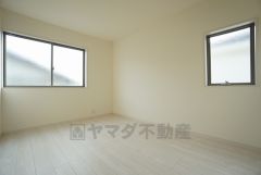 同仕様写真。2面採光を確保した明るい室内は、風通しも良く、大変居心地の良い空間となっております。爽やかな風を感じて起きる朝は、快適生活の始まりに。