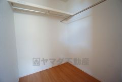 収納力豊富なウォークインクローゼット付き。洋服や小物などを1箇所にまとめて美しい収納を実現します。