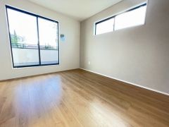 住む人のこだわりを活かす洋室＾＾日当たりがよく、寝室としての利用もおすすめ。広めのクローゼットもあり荷物もすっきり片付けれ、ゆとりのある暮らしが出来ます＾＾