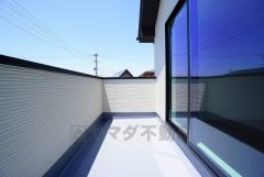 南側に面した大型のバルコニーは日当たり良好です。お洗濯物も気持ちよく干せそうです。 テーブルとイスを置いてカフェタイムや日光浴、星を眺めたりも良いですね^^
