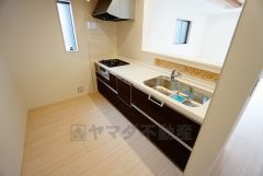 同仕様写真。対面式キッチンなのでリビングにいるご家族とコミュニケーションを取りながら洗い物や、お料理が楽しめそうですね＾＾