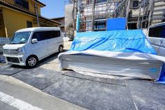 カースペースは停めやすい並列駐車2台付き。 前面道路は約6ｍと駐車がスムーズにできます＾＾