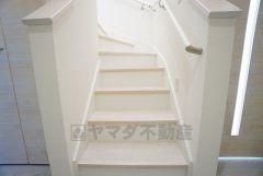 同仕様写真。ご年配の方でも安心できる、手すり付き階段です＾＾段差も低めで設定されてますので安全性にも優れてますね＾＾