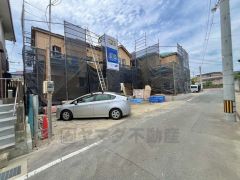 前面道路は北東側約5.3ｍ、南西側約7.5ｍ。幅広いためお車の離合や駐車がスムーズです＾＾ ＪＲ香椎線酒殿駅まで自転車で約15分＾＾