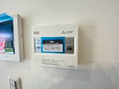 キッチン横に給湯器リモコンを設置していますので、忙しい時間帯でもスイッチ一つでお風呂の用意ができますよ＾＾