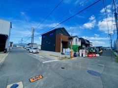 前面道路は約8ｍと広く駐車がスムーズです＾＾