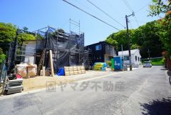 前面道路は交通量が少なく小さなお子様がいるご家庭もも安心です＾＾ 約5ｍ、カースペースは停めやすい並列駐車2台付き＾＾