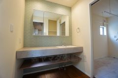 レバーシャワーで引き出して使用できます。収納も一体型になっているので、ドライヤーやヘアアイロンの置き場に困りませんね。