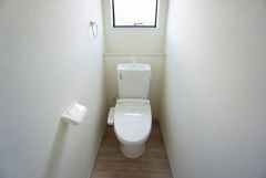 温水洗浄機付トイレです。節水機能もあるので、安心して使えますね。もちろん、1階2階の2ヶ所にトイレがあるので、忙しい朝にもゆとりができますね。