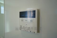 キッチン横からお湯張り、追い炊き、足し湯がボタン一つで楽々操作できる給湯機リモコンです＾＾忙しい夕飯の準備の時間帯に重宝しますね。