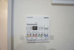 浴室暖房乾燥機付き。天候に左右されず、いつでも好きなときに洗濯物を干せるので、仕事や家事で忙しい方に重宝します。