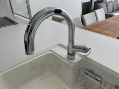 手をかざすだけのタッチレス水栓採用＾＾汚れた手でも操作できるので衛生的です＾＾