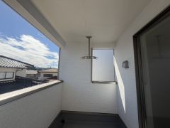 お洗濯物を干すスペースとしても十分な広さがあります。  お天気の良い日はお洗濯物がよく乾きそうな日当たり良好のバルコニーです＾＾