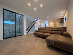 大きな窓のあるリビングは、陽光あふれる明るい空間です。居心地良く、ご家族皆がゆったり寛げる憩いの空間となりそうです。