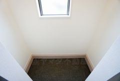 同仕様写真。シューズインクローゼットも完備されており、玄関収納も問題ありません。棚の上にお花など飾ってインテリアも楽しめますね。