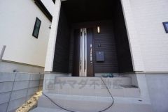 ブラックトーンの玄関扉＾＾外壁とマッチングしていてかっこいいですね＾＾家の顔となる玄関扉がかっこいいと、たくさんの人を招き入れたくなりますね＾＾