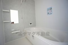 1日の疲れを癒すくつろぎのバスルーム。足を伸ばしてもゆったりと入れるサイズです。お子様と一緒にお風呂に入っても狭くないですね^^