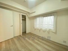 明るい洋室です。ナチュラル色のフローリングで開放的な優しい雰囲気になっています＾＾ベッドや机、ＴＶを置いてもゆとりのある広さです。