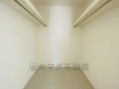収納力豊富なウォークインクローゼット付き。洋服や小物などを1箇所にまとめて美しい収納を実現します。