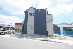 イオンモール福岡まで車で約10分（3.1ｋｍ）映画鑑賞やショッピングを楽しめます。スーパー・コンビニ徒歩4分。