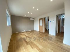 対面式キッチンを中心としたリビングダイニングで家族の会話が弾みそうです。