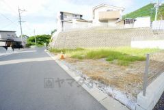 前面道路は、公道西側約6ｍ。住人以外の車の進入も少なく、小さなお子様を持つご家庭にも安心です。