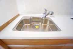 色も形もキレイなシンクは、広さも確保しているので、大きめの鍋も簡単に洗えます。
