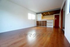 大きな窓のあるリビングは、陽光あふれる明るい空間です。居心地良く、ご家族皆がゆったり寛げる憩いの空間となりそうです。