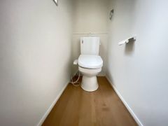 温水洗浄機付トイレです。節水機能もあるので、安心して使えますね。もちろん、1階2階の2ヶ所にトイレがあるので、忙しい朝にもゆとりができますね。