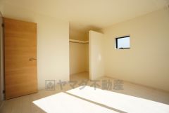 住む人のこだわりを活かす洋室＾＾日当たりがよく、寝室としての利用もおすすめ。広めのクローゼットもあり荷物もすっきり片付けられ、ゆとりのある暮らしが出来ます＾＾