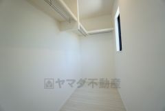 ハンガーパイプ付で散らかりがちな洋服類もきれいに整理できます。使用頻度が少ないものは枕棚の上に、足元には3段ボックスを置いて、フル活用できるクローゼットです＾＾