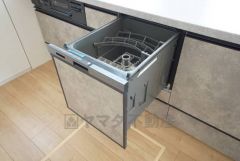 家事の時間が短縮できる食器洗浄乾燥機付。後片付けもラクラクです。 食器を洗う手間が減るので家族とのコミュニケーションの時間や自分の時間が増えますね。