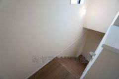 ご年配の方でも安心できる、手すり付き階段です＾＾段差も低めで設定されてますので安全性にも優れてますね＾＾