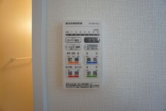 雨の日の洗濯も安心できる浴室暖房乾燥機付き浴室。リモコンで操作もボタン1つで簡単。 浴室暖房乾燥機には、暖房、乾燥、涼風、換気の4つの機能が付いています。タイマー付きです。