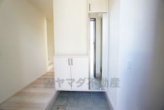 たっぷり収納できるシューズボックスです。家族全員の靴がきれいに整頓できます。棚の上にお花や写真を飾っても良いですね。