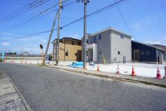 前面道路は6ｍ以上＾＾車をスムーズにお停めできます＾＾ カースペースは3台以上＾＾ご夫婦で車を1台ずつ所有でき便利です＾＾