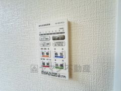 雨の日の洗濯も安心できる浴室暖房乾燥機付き浴室。リモコンで操作もボタン1つで簡単。 浴室暖房乾燥機には、暖房、乾燥、涼風、換気の4つの機能が付いています。タイマー付きです。