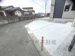 前面道路は公道東側約6.5ｍ。幅広いため、車の離合や駐車がスムーズです＾＾ 