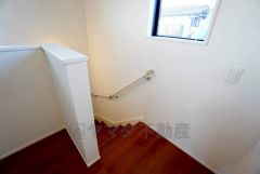 ご年配の方でも安心できる、手すり付き階段です＾＾段差も低めで設定されてますので安全性にも優れてますね＾＾