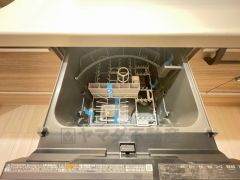 家事の時間が短縮できるフルオープンで開けやすい食器洗い乾燥機付。食事後に家族とのくつろぎタイムをしっかり取れます。