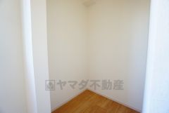 収納力豊富なウォークインクローゼット付き。洋服や小物などを1箇所にまとめて美しい収納を実現します。