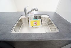広々とした凸型シンクに洗剤ポケットを標準装備。大きなお鍋など洗いやすいです。洗剤や石鹸、スポンジもすっきりできる収納付き。