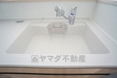 広々とした凸型シンクに洗剤ポケットを標準装備。大きなお鍋など洗いやすいです。洗剤や石鹸、スポンジもすっきりできる収納付き。