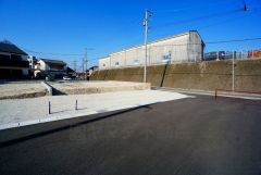 前面道路は公道北東側約4.97ｍ。車通りも少なく、安全性も確保。