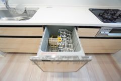 家事の時間が短縮できる食器洗浄乾燥機付。後片付けもラクラクです。 食器を洗う手間が減るので家族とのコミュニケーションの時間や自分の時間が増えますね。