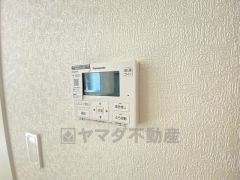 キッチン横に給湯器リモコンを設置していますので、忙しい時間帯でもスイッチ一つでお風呂の用意ができますよ＾＾